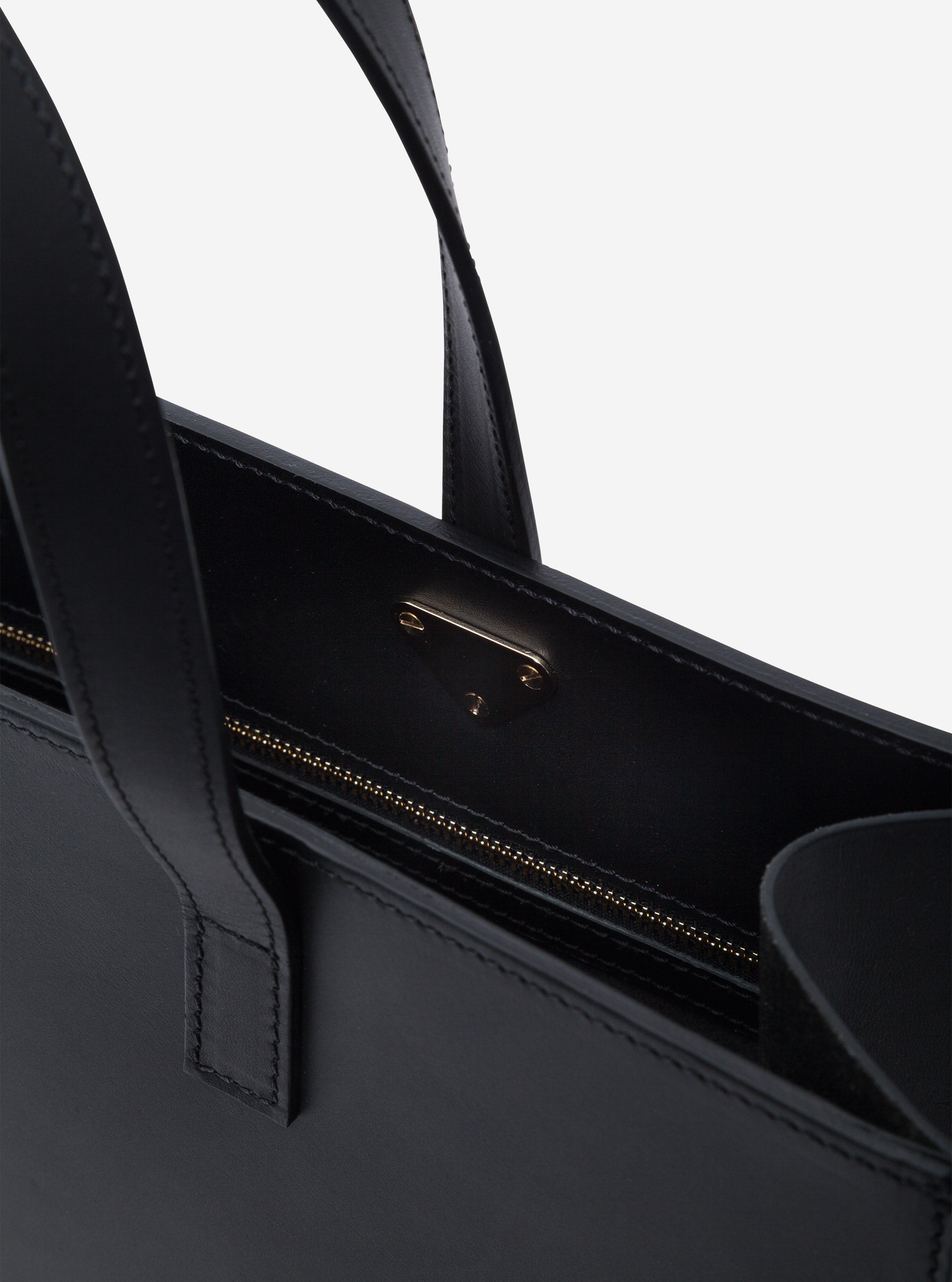 One main copmartment and a zip pocket